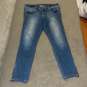 American Rag Ladies jeans with zipper skinny leg. Size 9R.